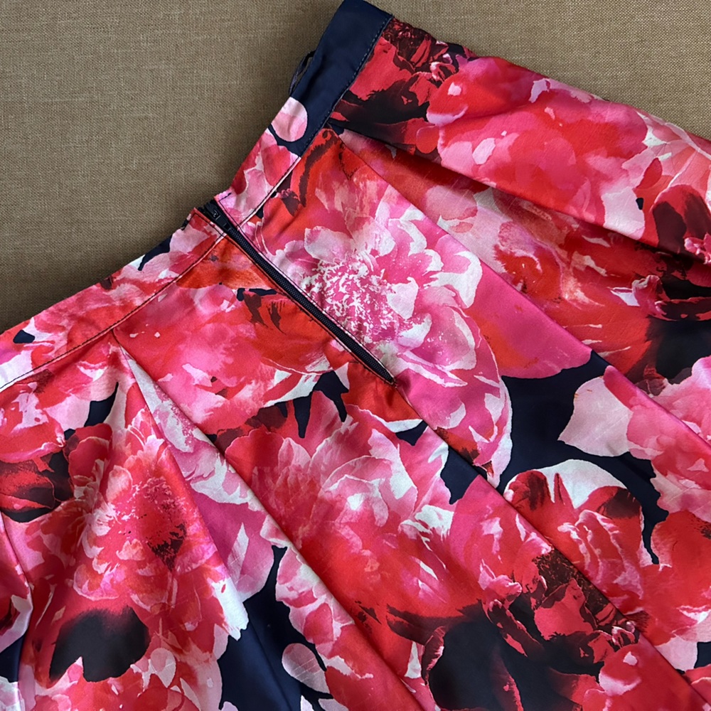 Flower patter High waisted skirt. Medium length. Size 3, perfect for a party✨
